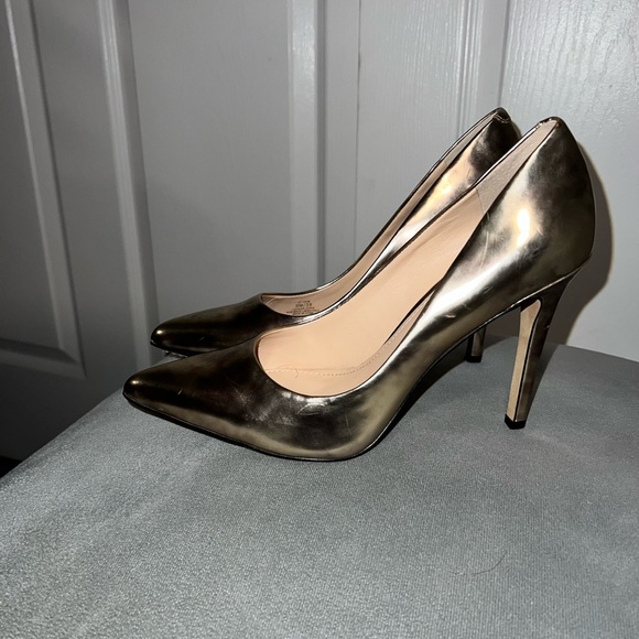VINCE CAMUTO KAIN GOLD METALLIC PUMP - Picture 8 of 8